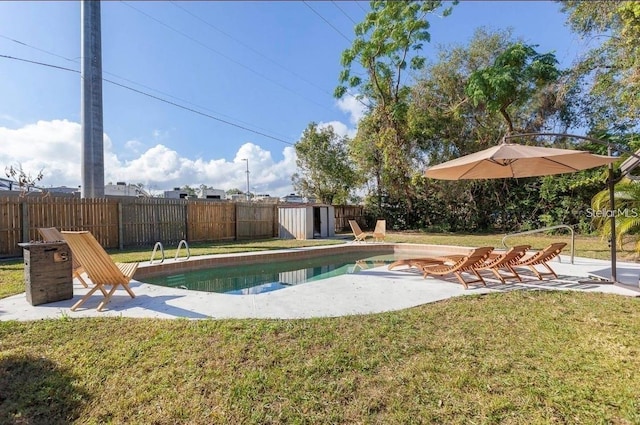 631 Trailwood Dr, Altamonte Springs, FL 32714 - view of swimming pool featuring a fenced backyard, a patio area, a yard, and a storage shed