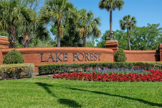 community sign with a lawn