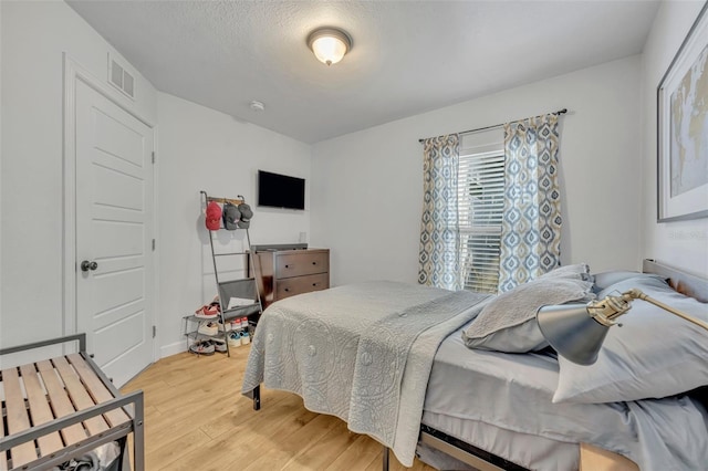 440 E Crystal Lake St, Orlando, FL 32806 - bedroom with light wood-style flooring and visible vents