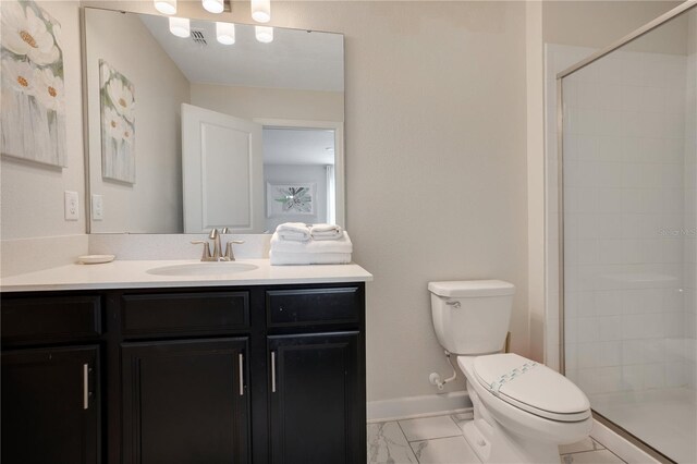 9034 Stinger Dr, Davenport, FL 33896 - bathroom featuring a tile shower, vanity, baseboards, toilet, and marble finish floor