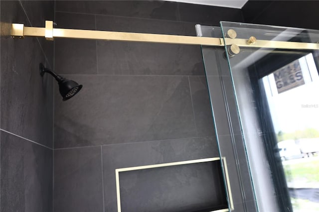 room details featuring a tile shower