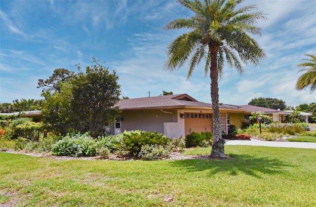 2900 Cullen Lake Shore Dr, Belle Isle, FL 32812 - ranch-style house featuring stucco siding, an attached garage, and a front yard