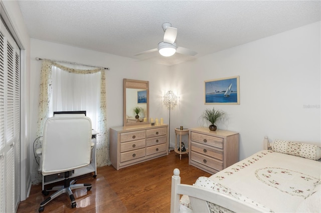 603 Yorkshire Dr, Oviedo, FL 32765 - bedroom featuring a closet, wood finished floors, ceiling fan, and a textured ceiling