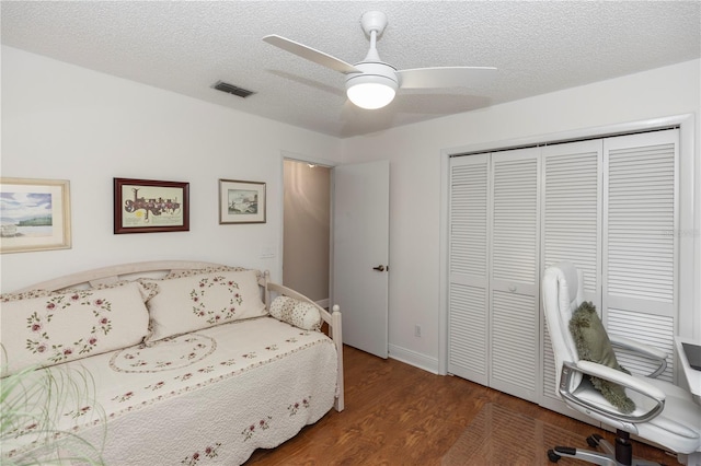 603 Yorkshire Dr, Oviedo, FL 32765 - bedroom featuring wood finished floors, a textured ceiling, a closet, ceiling fan, and baseboards