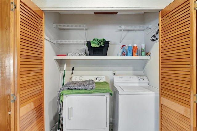 9503 Alice Ln, Riverview, FL 33578 - laundry area with washer and clothes dryer