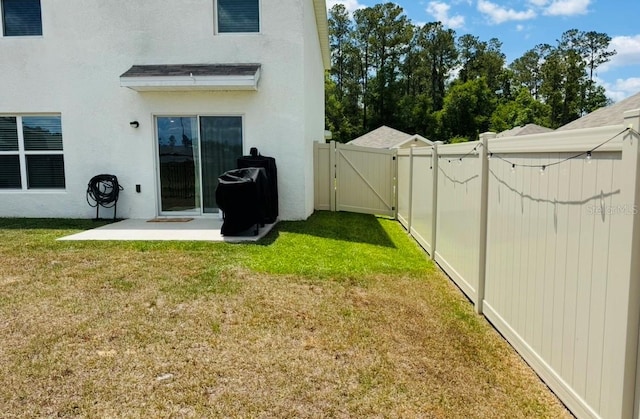view of yard featuring a gate and a patio