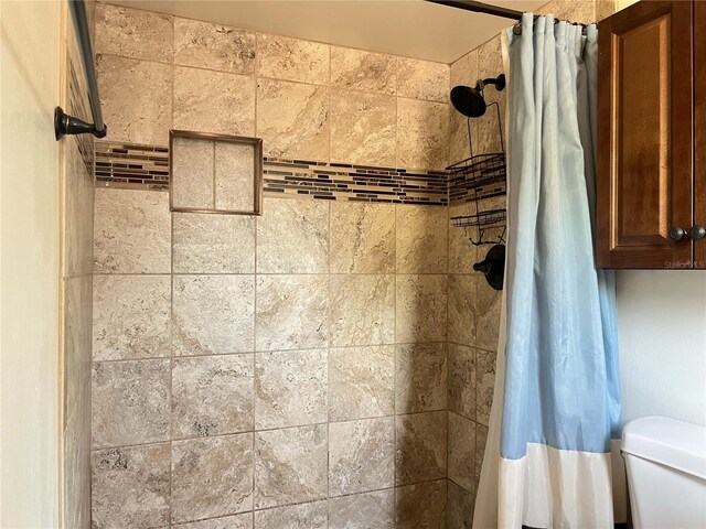 909 Royalton Rd, Orlando, FL 32825 - bathroom featuring a tile shower and toilet