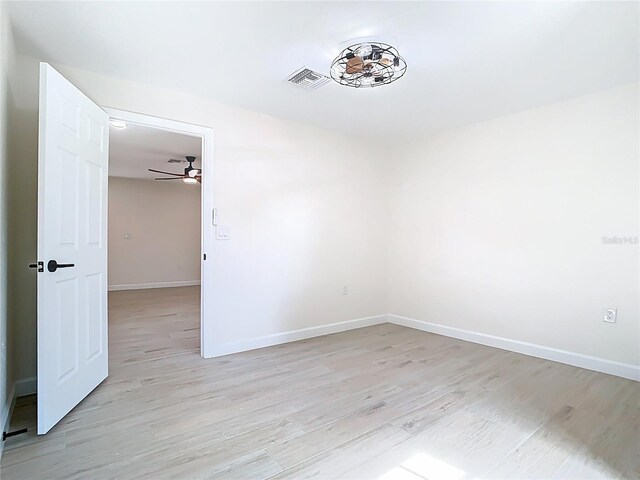 unfurnished room featuring light wood-style flooring, baseboards, and ceiling fan