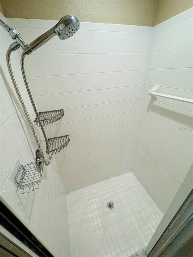 full bath with tiled shower