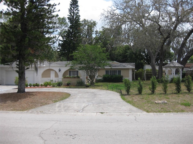 7026 Lenape Cir, New Port Richey, FL 34653 - ranch-style home with curved driveway