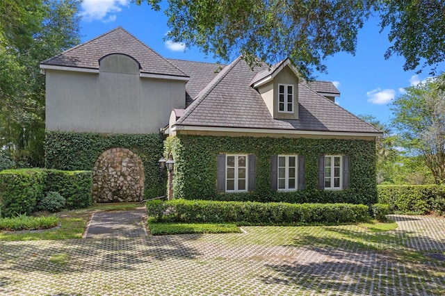 view of front facade featuring stucco siding