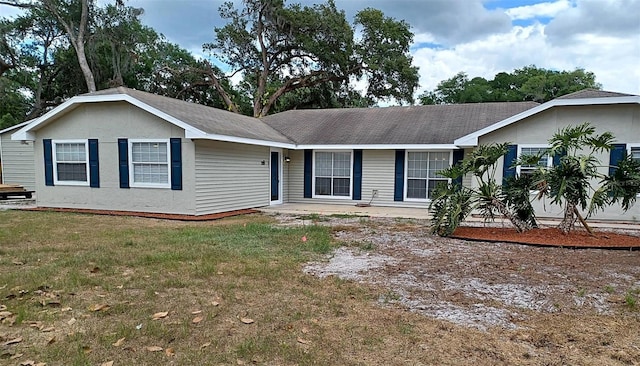 single story home featuring a front lawn