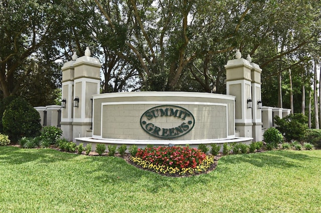 community / neighborhood sign with a yard