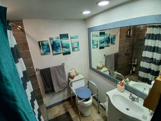 full bath with vanity, toilet, and a shower with curtain