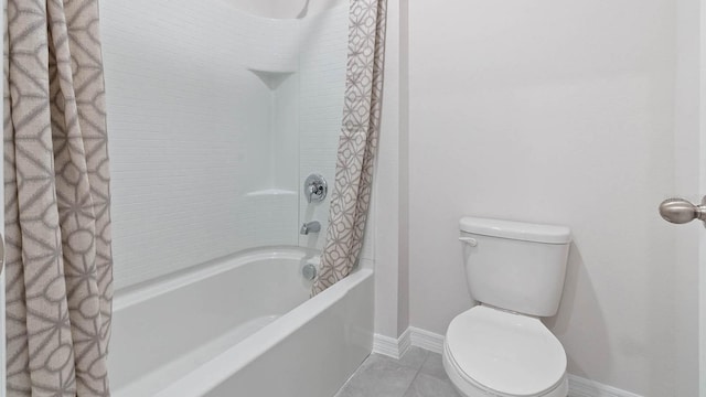 bathroom featuring baseboards, shower / tub combo with curtain, tile patterned floors, and toilet