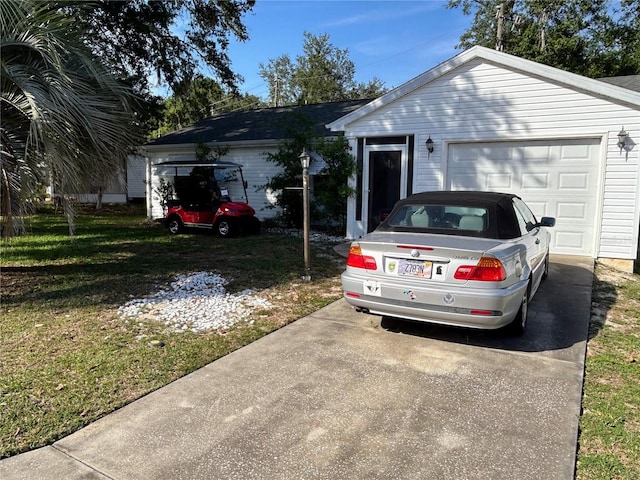 1707 E Schwartz Blvd, Lady Lake, FL 32159 - view of front facade featuring driveway and a front yard