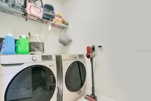10940 Leafshore Loop, Orlando, FL 32829 - clothes washing area with washing machine and clothes dryer and baseboards
