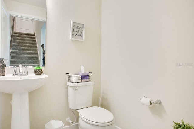 10940 Leafshore Loop, Orlando, FL 32829 - half bath with toilet, baseboards, and a sink