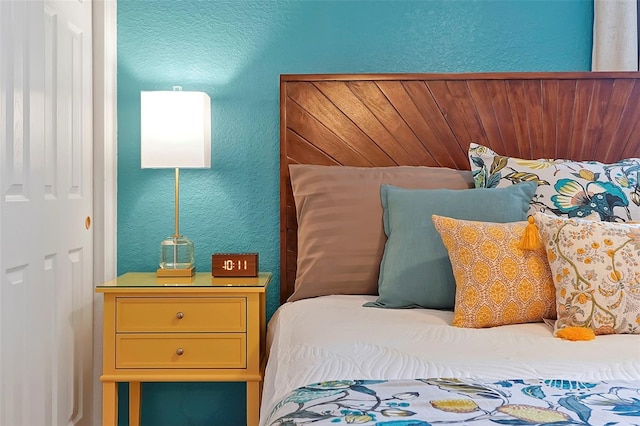 2624 Daulby St, Kissimmee, FL 34747 - bedroom featuring a textured wall