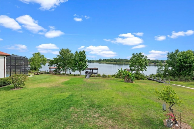 view of grassy yard with a water view