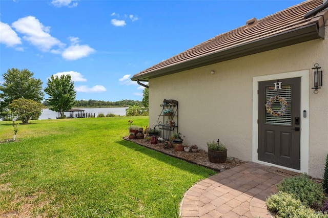 view of grassy yard featuring a water view