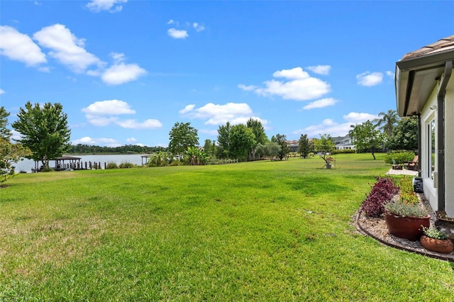 view of grassy yard featuring a water view