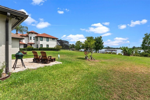 view of green lawn with a patio area