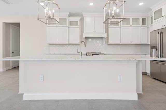 13187 Telsen St Unit 38, Winter Garden, FL 34787 - kitchen featuring a chandelier, a center island with sink, backsplash, white cabinets, and recessed lighting