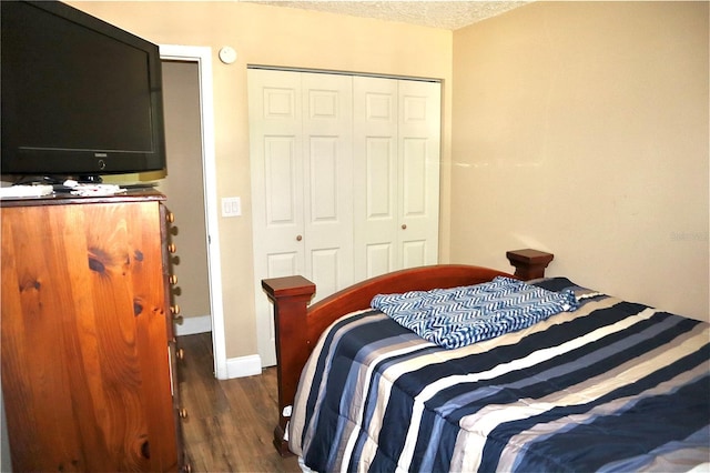 963 Stucki Ter, Winter Garden, FL 34787 - bedroom with a textured ceiling, a closet, baseboards, and wood finished floors