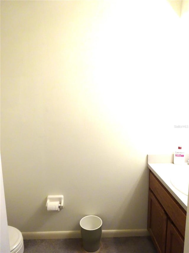 672 Post Oak Cir Unit 106, Altamonte Springs, FL 32701 - half bathroom featuring vanity, toilet, and baseboards
