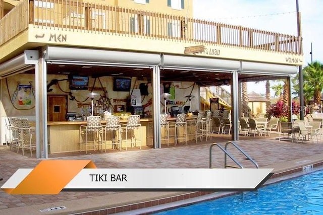 8101 Resort Village Dr Unit 31501, Orlando, FL 32821 - pool with outdoor dry bar