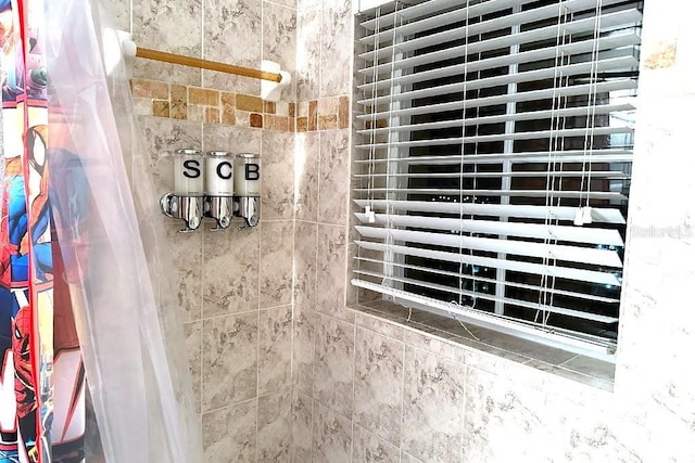 8125 Resort Village Dr Unit 51201, Orlando, FL 32821 - room details featuring tiled shower
