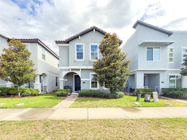 view of front facade featuring stucco siding and a front yard