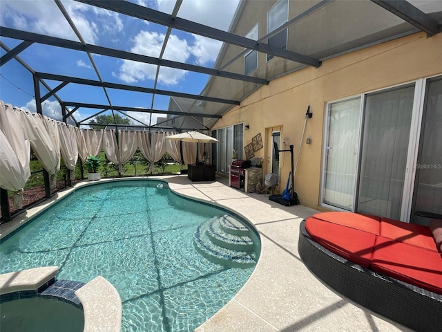 447 Cadiz Loop, Davenport, FL 33837 - view of pool featuring a pool with connected hot tub, a patio area, fence, and glass enclosure