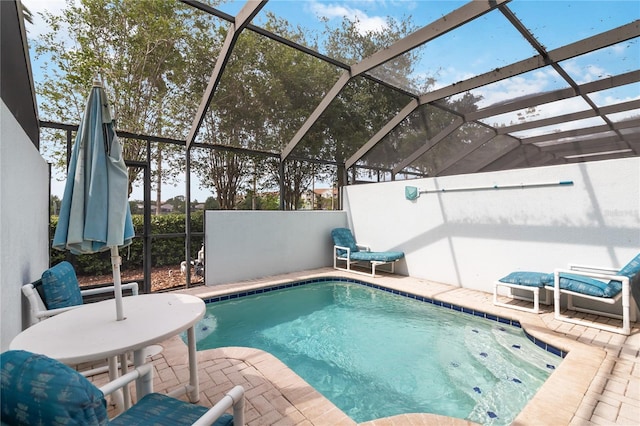 7663 Fitzclarence St, Kissimmee, FL 34747 - swimming pool with a patio area and glass enclosure