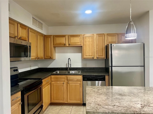 315 Lakepointe Dr Unit 101, Altamonte Springs, FL 32701 - kitchen with appliances with stainless steel finishes, a sink, hanging light fixtures, light tile patterned flooring, and dark countertops