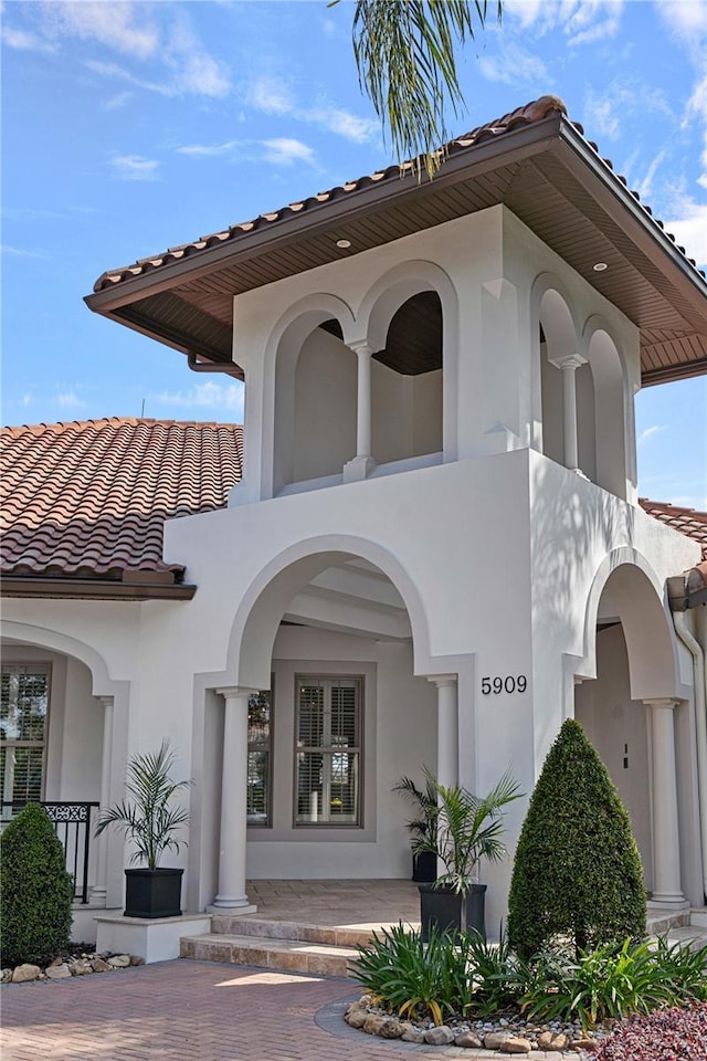 5909 Oxford Moor Blvd, Windermere, FL 34786 - property entrance featuring stucco siding and a tiled roof
