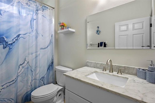 full bath with toilet, vanity, and a shower with shower curtain
