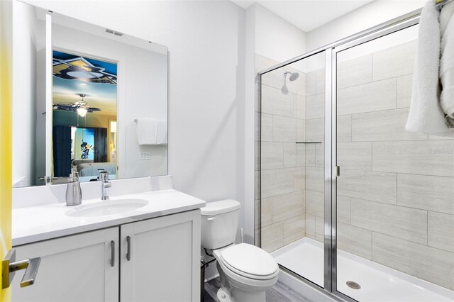 300 Muirfield Loop, Reunion, FL 34747 - ensuite bathroom featuring a stall shower, vanity, a ceiling fan, and toilet