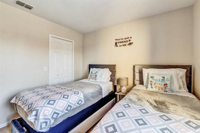 bedroom featuring a closet, visible vents, and baseboards