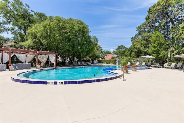520 Via Verona Ln Unit 202, Altamonte Springs, FL 32714 - community pool featuring a pergola, a jacuzzi, and a patio