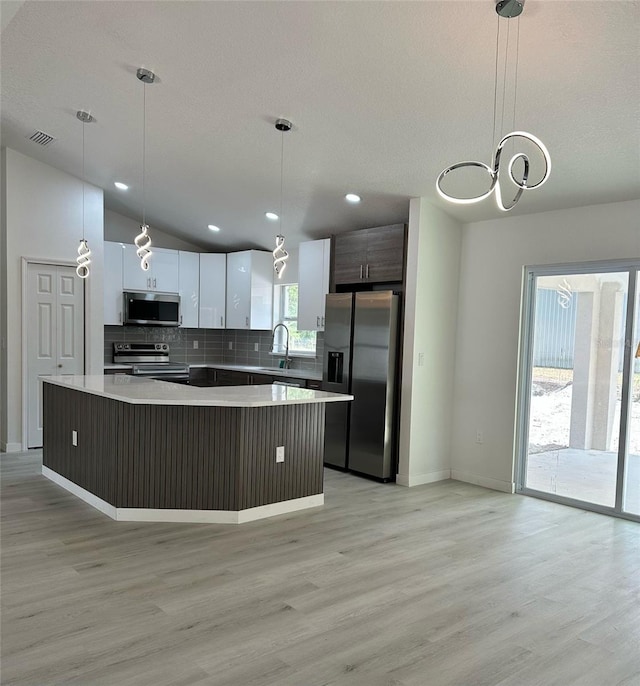 3082 SE 140th Ln, Summerfield, FL 34491 - kitchen featuring light wood-style floors, stainless steel appliances, visible vents, and a sink