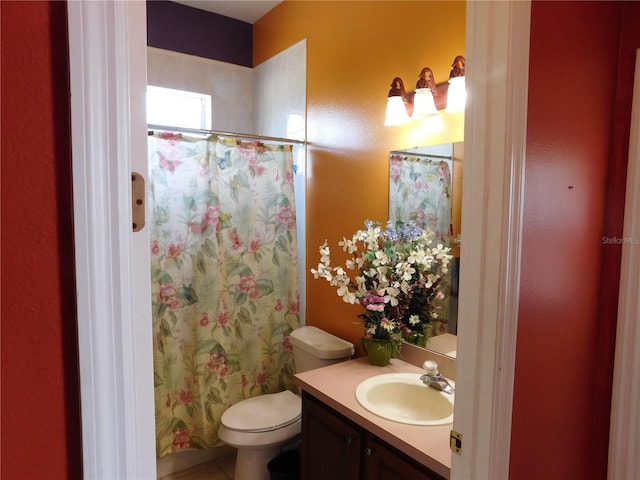 7045 Branch Ct, Saint Cloud, FL 34771 - full bathroom with vanity, toilet, and a shower with shower curtain