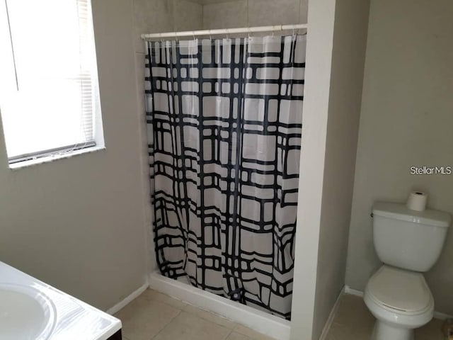 full bath featuring tile patterned flooring, toilet, a shower with shower curtain, and baseboards