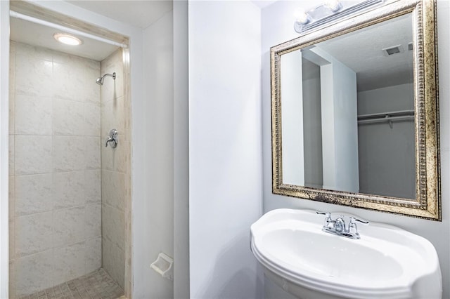 1163 Paseo Del Mar Unit B, Casselberry, FL 32707 - bathroom featuring a sink and a shower stall