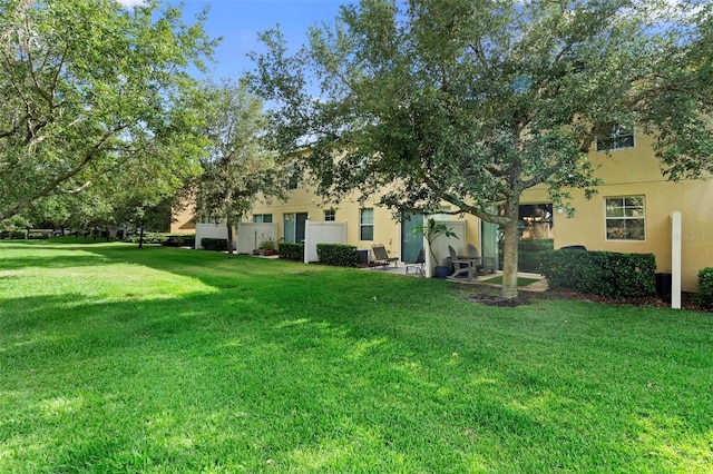 view of green lawn