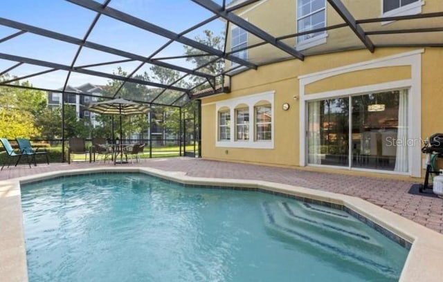 3193 Yellow Lantana Ln, Kissimmee, FL 34747 - swimming pool with a patio area and glass enclosure