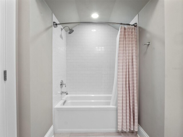 9916 Lone Tree Ln, Orlando, FL 32836 - bathroom with shower / tub combo, baseboards, and recessed lighting
