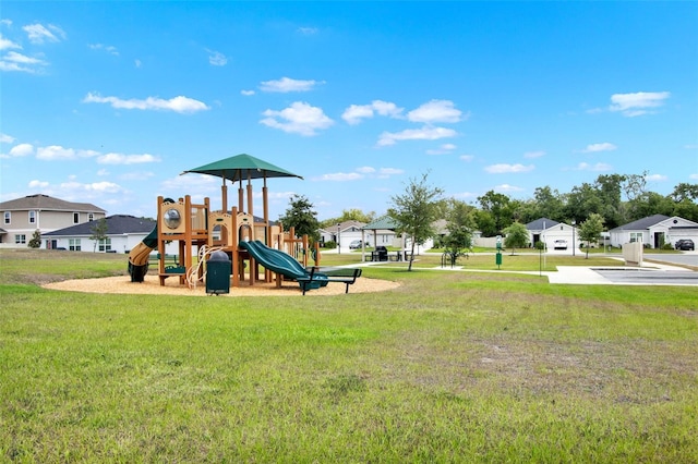 208 Summerlin Ln, Haines City, FL 33844 - communal playground with a lawn and a residential view