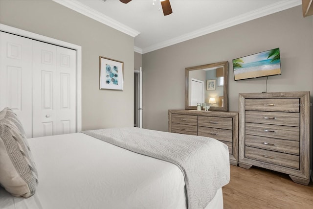 8522 Blue Horizon Ct, Kissimmee, FL 34747 - bedroom with crown molding, light wood-style floors, a closet, and a ceiling fan
